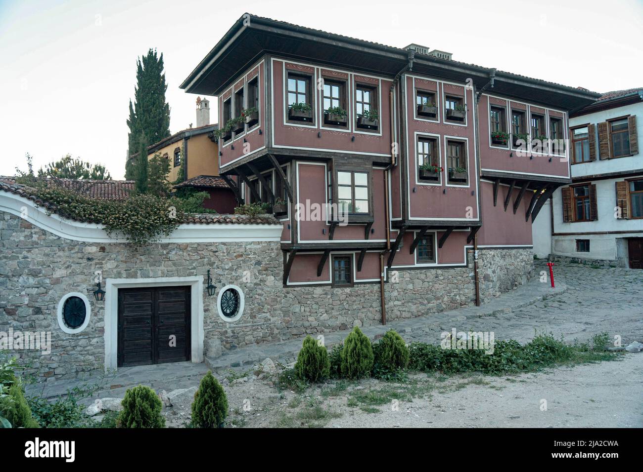 Plovdiv, Bulgarien - 22.05.2022: Traditionelles bulgarisches Architekturhaus mit Steinheke in der Altstadt von Plovdiv am frühen Abend Stockfoto