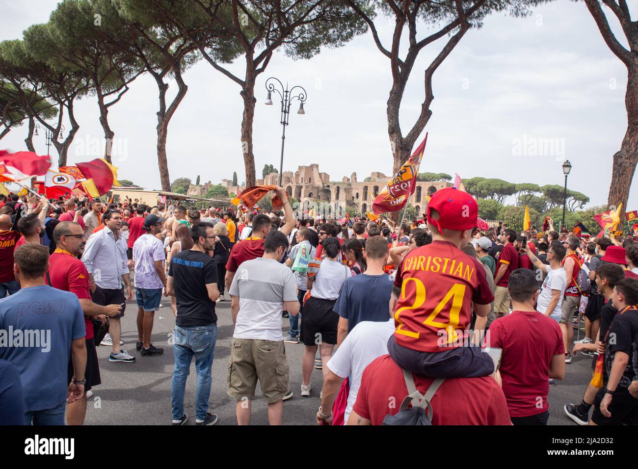 Rom, Italien. 26.. Mai 2022. ROMA-Fans feiern DEN SIEG der Conference League der Roma in der Nähe des Circus Maximus in Rom (Foto: © Matteo Nardone/Pacific Press via ZUMA Press Wire) Stockfoto