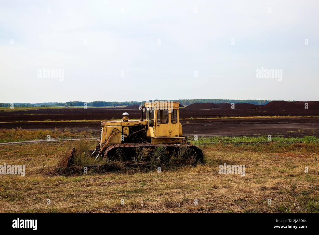 Industriegebiet, in dem schwarzer Torf abgebaut wird, Landschaft in der Natur auf dem Gebiet der Torfgewinnung Stockfoto