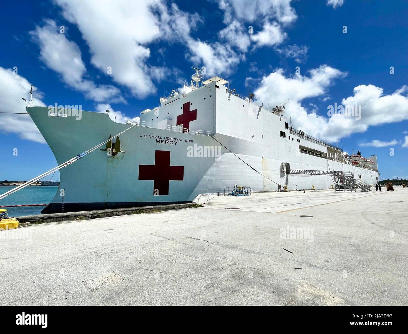 MARINESTÜTZPUNKT GUAM (26. Mai 2022) - das Krankenhausschiff USNS Mercy (T-AH 19) erreichte den US-Marinestützpunkt Guam (NBG), als es auf dem Weg zur Pacific Partnership 2022 war. Die Pacific Partnership ist seit nunmehr 17. Jahren die größte internationale Mission zur humanitären Hilfe und Katastrophenhilfe, die jährlich in der Region Indo-Pazifik durchgeführt wird. Das Team der Pacific Partnership 2022 wird mit den Gastgeberländern und regionalen Partnern zusammenarbeiten, um eine maßgeschneiderte medizinische, zahnärztliche und tierärztliche Versorgung zu gewährleisten, bilaterale ingenieurwissenschaftliche Bürgeraktionen durchzuführen und Informationen im Zusammenhang mit der Katastrophenbewältigung auszutauschen Stockfoto