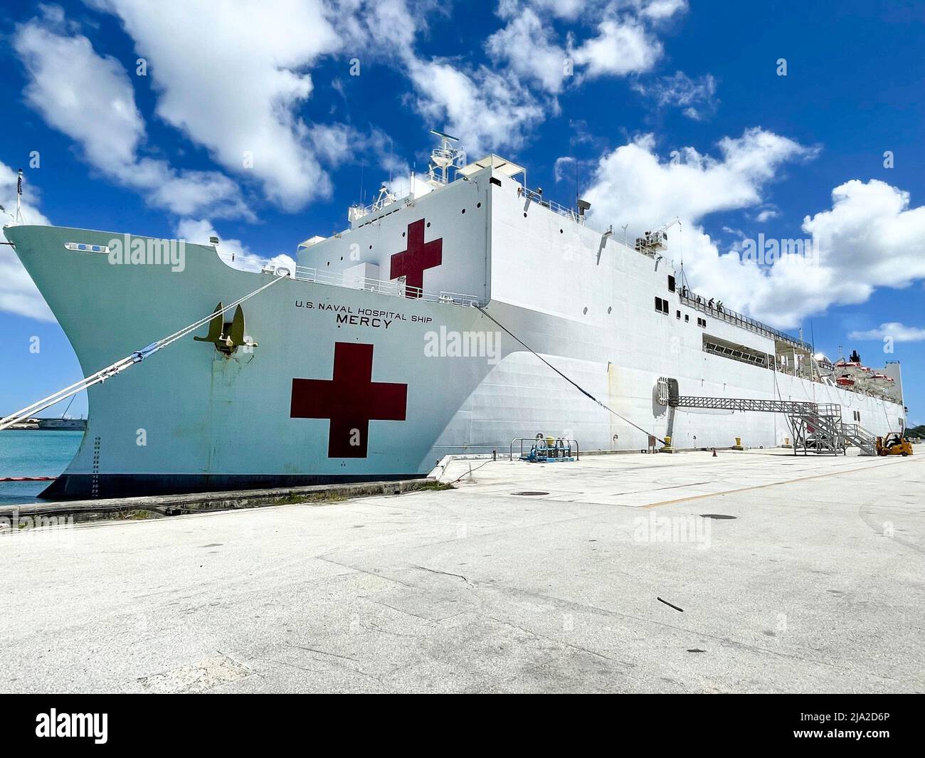 MARINESTÜTZPUNKT GUAM (26. Mai 2022) - das Krankenhausschiff USNS Mercy (T-AH 19) erreichte den US-Marinestützpunkt Guam (NBG), als es auf dem Weg zur Pacific Partnership 2022 war. Die Pacific Partnership ist seit nunmehr 17. Jahren die größte internationale Mission zur humanitären Hilfe und Katastrophenhilfe, die jährlich in der Region Indo-Pazifik durchgeführt wird. Das Team der Pacific Partnership 2022 wird mit den Gastgeberländern und regionalen Partnern zusammenarbeiten, um eine maßgeschneiderte medizinische, zahnärztliche und tierärztliche Versorgung zu gewährleisten, bilaterale ingenieurwissenschaftliche Bürgeraktionen durchzuführen und Informationen im Zusammenhang mit der Katastrophenbewältigung auszutauschen Stockfoto