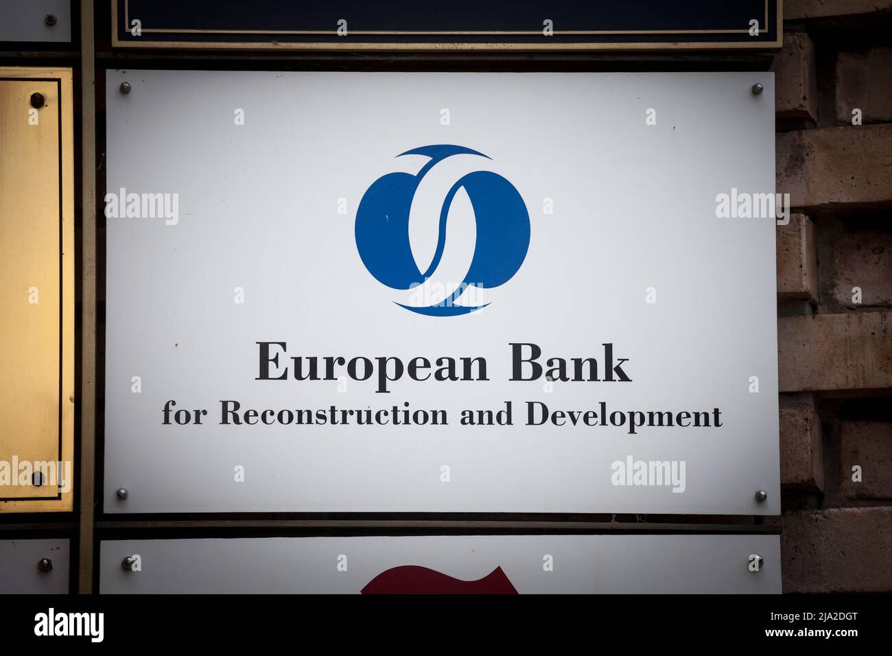 Bild eines Schildes mit dem Logo der Europäischen Bank für Wiederaufbau und Entwicklung, aufgenommen am slowenischen Büro in Ljubljana. Die Europäische Bank Stockfoto