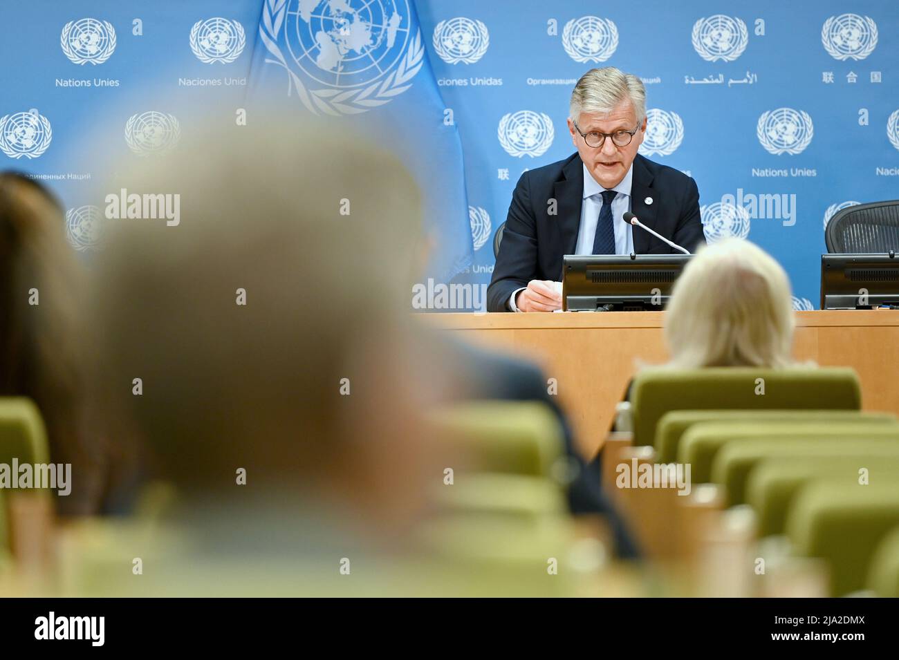 Jean-Pierre Lacroix, Untergeneralsekretär für Friedenseinsätze, spricht bei der Mittagsbriefveranstaltung zum Internationalen Tag der UN-Friedenstruppen, Hauptsitz der Vereinten Nationen, NY, 26. Mai 2022. Einhundertsiezehn UN-Friedenstruppen wurden posthum anerkannt. (Foto von Anthony Behar/Sipa USA) Stockfoto