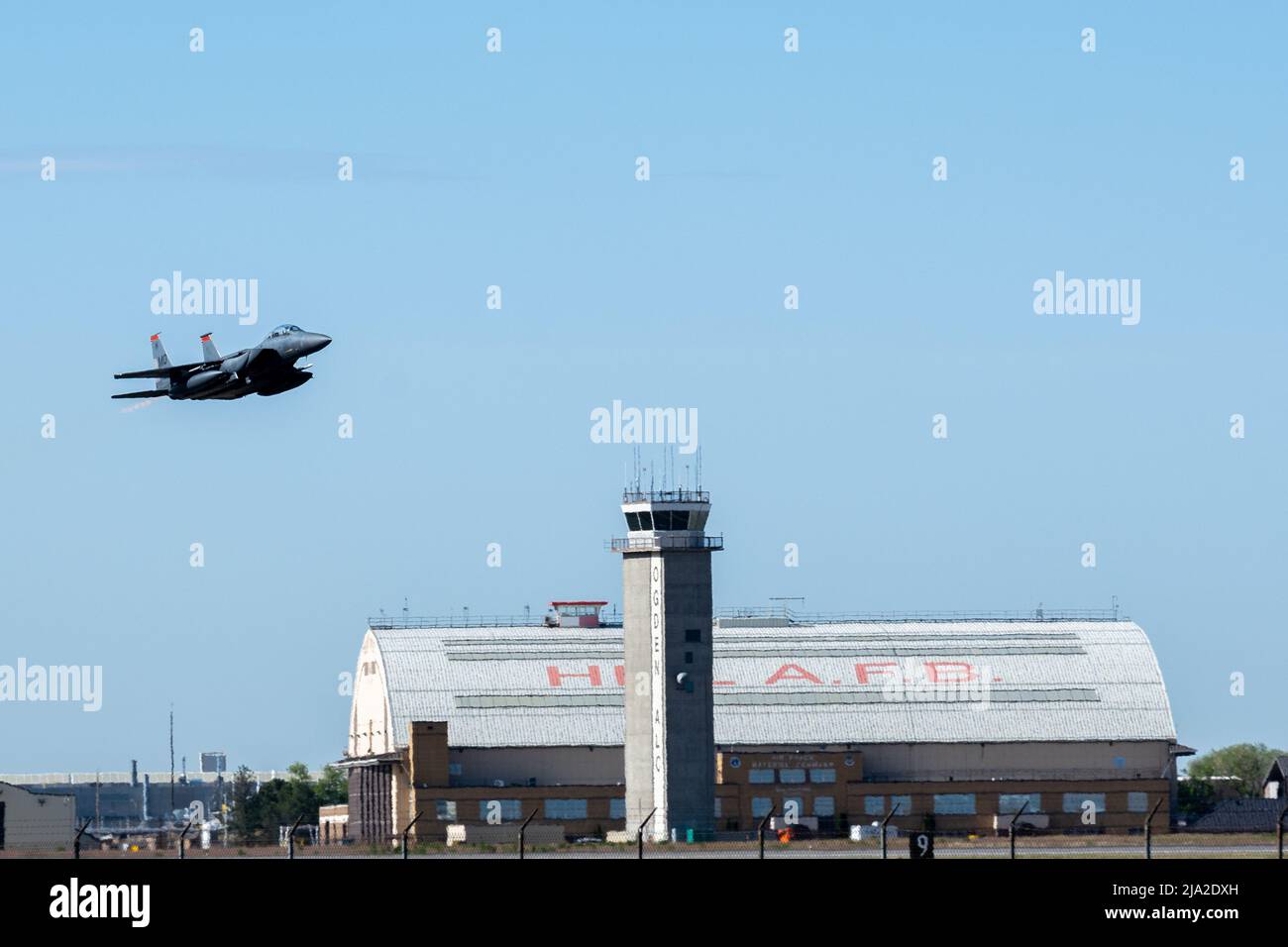 Ein F-15E Strike Eagle der US Air Force von der Mountain Home Air Force Base, Idaho, hebt sich ab, um während des Raging Gunfighter 22-2 auf der Hill Air Force Base, Utah, am 22. Mai 2022 Missionseinsätze durchzuführen. Raging Gunfighter gibt Flügelmitgliedern eine realistische und dynamische Umgebung, die die Airmen bei potenziellen Kampfeinsätzen antreffen könnten. (USA Foto der Luftwaffe von Staff Sgt. Joshua Hoskins) Stockfoto