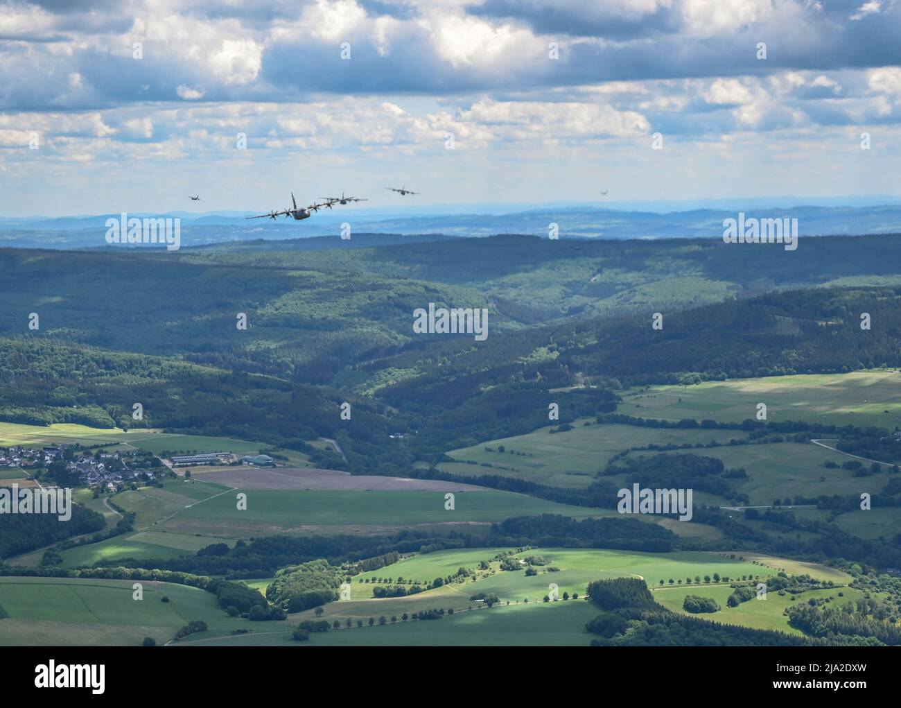 Sechs C-130J Super Hercules Flugzeuge, die dem 37. Airlift Squadron zugewiesen wurden, fliegen in einer großen Formation während einer Trainingsmission über Deutschland, 25. Mai 2022. 1942 als Carrier Squadron der 37.. Truppe gegründet, feierte die 37 VOR kurzem ihr 80.-jähriges Bestehen und spielte seit dem Zweiten Weltkrieg eine Rolle bei fast allen großen Operationen, an denen die USA und ihre Verbündeten beteiligt waren (USA Foto der Luftwaffe von Staff Sgt. Megan M. Beatty) Stockfoto