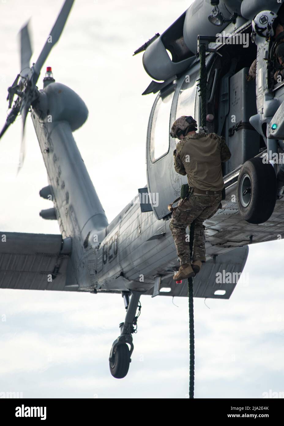 220524-N-DW158-1071 PAZIFISCHER OZEAN (24. Mai 2022) Ein Seemann, der der mobilen Einheit für Sprengstoffbeseitigung (EODMU) 5 zugewiesen wurde und dem Kommandanten der Task Force (CTF) 70 angeschlossen ist, Schnelle Seile aus einem MH-60s Seahawk, der am Golden Falcons of Helicopter Sea Combat Squadron (HSC) 12 befestigt ist, während eines Schnellseiltrainings auf dem Flugdeck des einzigen vorwärts eingesetzten Flugzeugträgers der US Navy USS Ronald Reagan (CVN 76). Ronald Reagan, das Flaggschiff der Carrier Strike Group 5, stellt eine kampfbereite Kraft zur Verfügung, die die Vereinigten Staaten sowie die kollektiven maritimen Interessen ihrer Verbündeten und P schützt und verteidigt Stockfoto