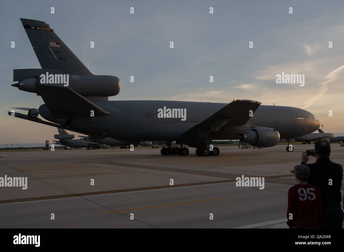 Ein KC-10 Extender, der dem 305. Air Mobility Wing zugewiesen wurde, kehrt vom U.S. European Command auf der Joint Base McGuire-Dix-Lakehurst, New Jersey, am 25. Mai 2022 zurück. Die Rückkehr markiert ein Ende der EUCOM-Luftbetankungsunterstützung für KC-10 Extender, die dem 305. AMW zugewiesen wurden. (USA Luftwaffe Foto von Airman Simonne Bakrer) Stockfoto