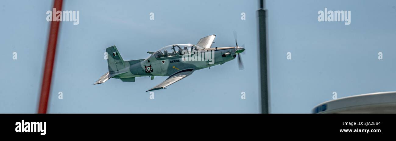 Ein mexikanisches Hawker Beechcraft T-6C+ Texan II-Flugzeug patrouilliert während der Übung Tradewinds 2022 (TW22) in Chetumal Bay, Mexiko, am 15. Mai 2022 in der Bucht auf feindliche Schiffe. TW22 ist eine von der US Southern Command gesponserte, auf die Karibik fokussierte, mehrdimensionale Übung, die im Boden-, Luft-, See- und Cyberbereich durchgeführt wird und den teilnehmenden Nationen die Möglichkeit bietet, gemeinsame, kombinierte und interbehördliche Schulungen durchzuführen, die sich auf die Verbesserung der regionalen Zusammenarbeit und Interoperabilität bei komplexen multinationalen Sicherheitsoperationen konzentrieren. (USA Marine Corps Foto von Sgt. Matthew Teutsch) Stockfoto