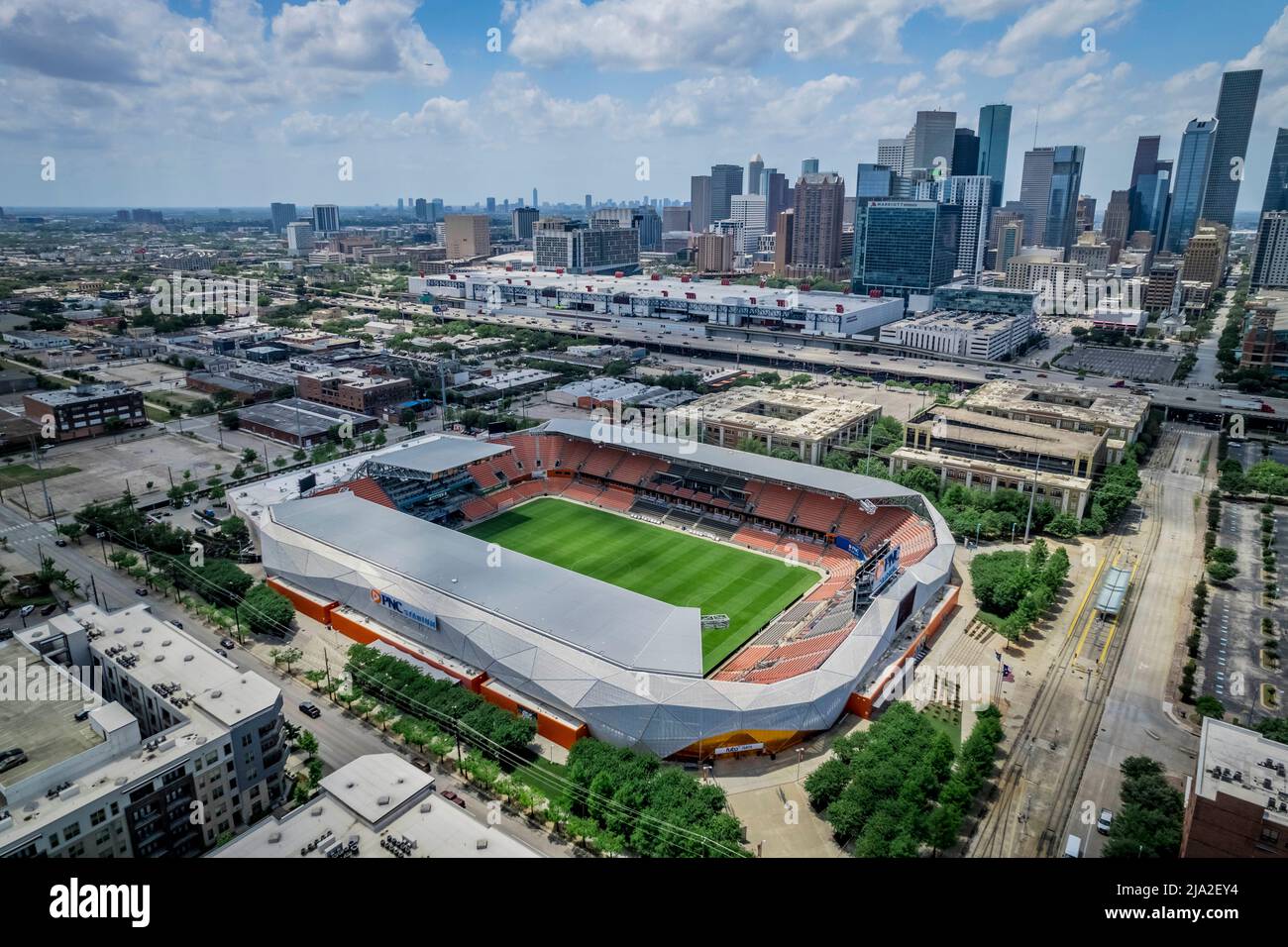 Houston, Texas, USA. 14. September 2017. PNC Stadium, Vordergrund, und das George R. Brown Convention Center, hinten, fotografiert am Montag, 2. Mai 2022. Das PNC (ehemals BBVA Compass Stadium, dann BBVA Stadium) ist ein Mehrzweckstadion in Houston, Texas, und beherbergt den Houston Dynamo FC, einen Major League Soccer Club, den Houston Dash der National Women's Soccer League und den Texas Southern Tigers Football. Das Stadion ist das Ergebnis der kombinierten Verpflichtungen von $35,5 Millionen von der Stadt Houston und $60 Millionen von der Houston Dynamo. Harris County stimmte zu, die Hälfte des Landes im Austausch dafür zu bezahlen Stockfoto