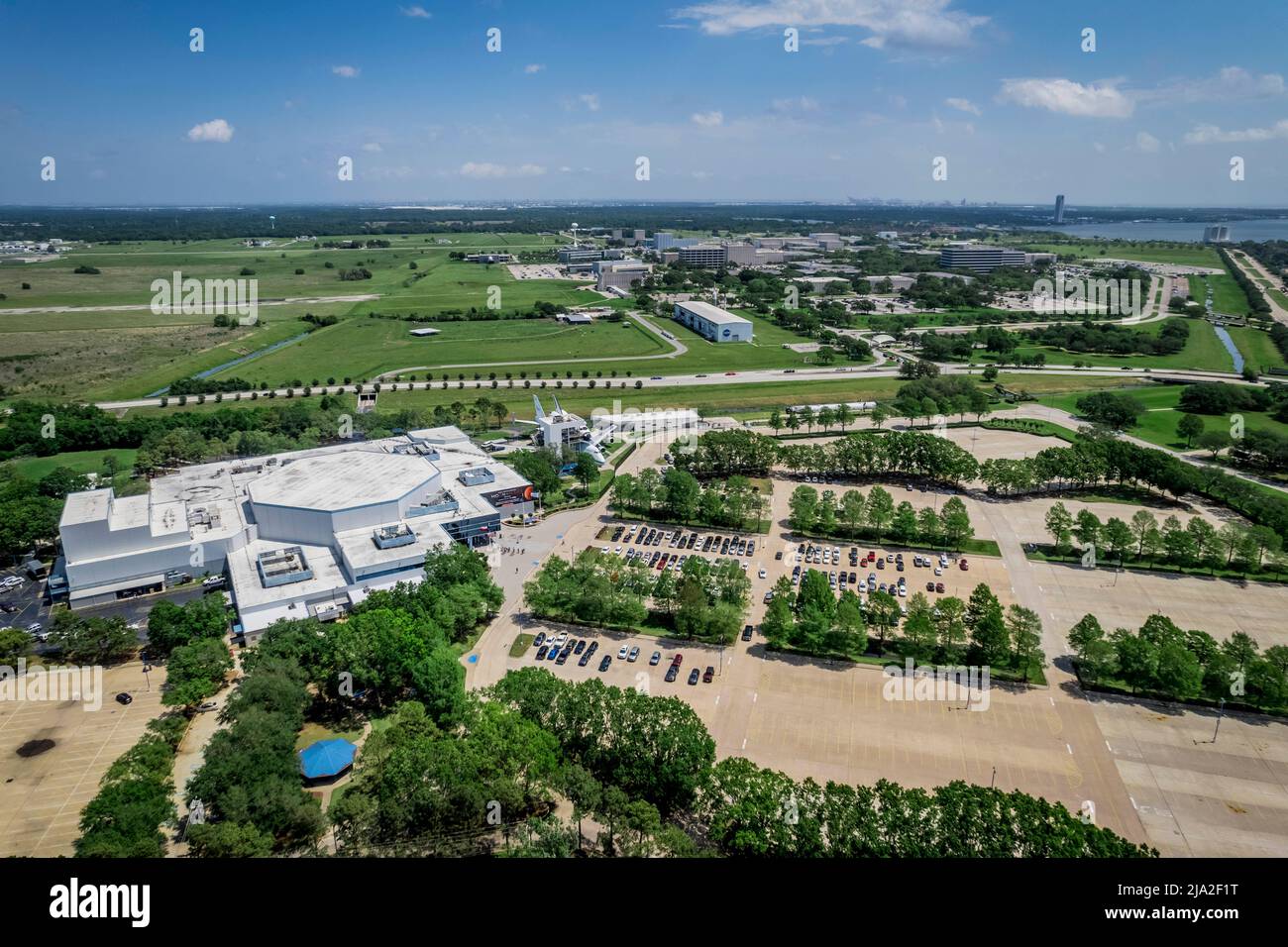 Houston, Texas, USA. 14. September 2017. Space Center Houston, fotografiert am Montag, den 2. Mai 2022, ist ein Wissenschaftsmuseum, das als offizielles Besucherzentrum des NASA Johnson Space Center in Houston dient. Es hat sich 2014 einen Platz als Smithsonian Affiliate Museum verdient. Die Organisation ist im Besitz der NASA und wird im Rahmen eines Vertrags von der gemeinnützigen bemannten Spaceflight Education Foundation betrieben. Das Johnson Space Center nebenan ist die Heimat von Mission Control und Astronautentraining. Das Zentrum wurde 1992 als Ersatz für das ehemalige Besucherzentrum im Johnson Space Center Gebäude 2 eröffnet. Das Museum hat eine Fläche von 250.000 qm. Stockfoto