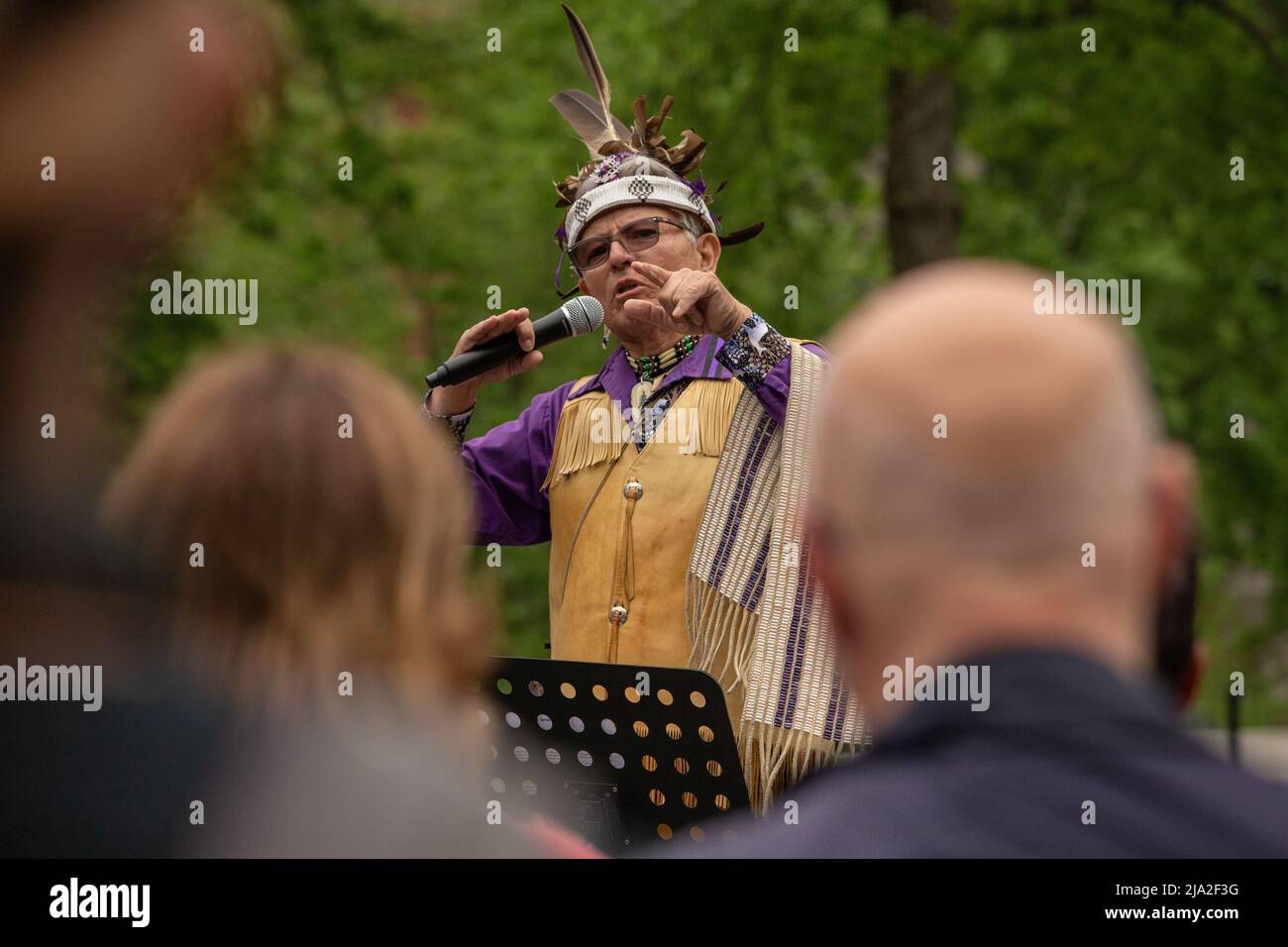 Kevin Deer sprach während der Bill-96-Kundgebung in Mohawk und Englisch mit der Menge der Demonstranten. Stockfoto