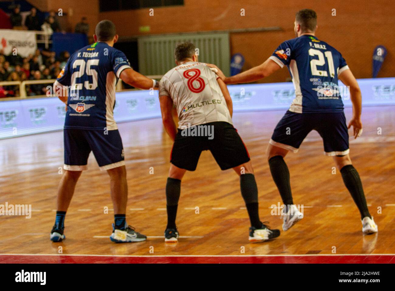 Argentinien. 26.Mai 2022. Handebol Taubate (BRA)-Spieler Vinicius TEIXEIRA, sag Villa Ballester (ARG)-Spieler Mariano CANEPA und Handebol Taubate (BRA)-Spieler Rijle BRAZ im Estadio sag Villa Ballester in Villa Ballester, Buenos Aires, Argentinien. Quelle: Fabian Lujan/ASN Media/Alamy Live News Stockfoto