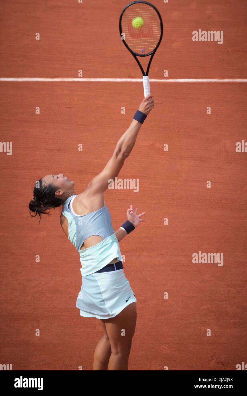 Paris, Frankreich. 26.. Mai 2022. Zheng Qinwen ist während des zweiten Frauenwettkampfs zwischen Zheng Qinwen aus China und Simona Halep aus Rumänien beim French Open Tennisturnier in Roland Garros in Paris, Frankreich, am 26. Mai 2022 im Einsatz. Quelle: Meng Dingbo/Xinhua/Alamy Live News Stockfoto