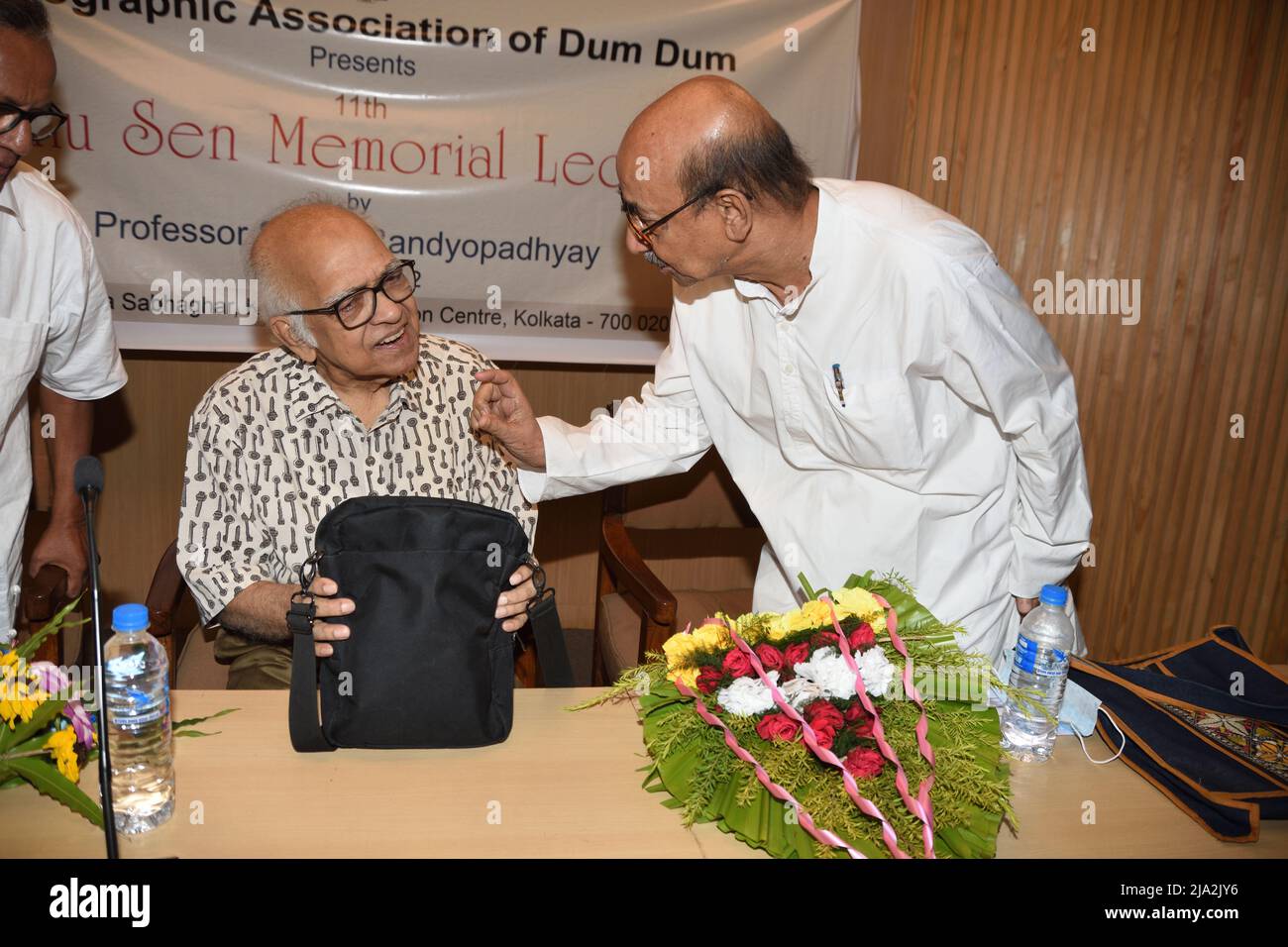 Prof. Samik Bandyopadhyay (links), indischer Kunst-, Theater- und Filmkritiker, Wissenschaftler, Herausgeber, Übersetzer, Lexikograph & Bibliophile spricht mit P Stockfoto