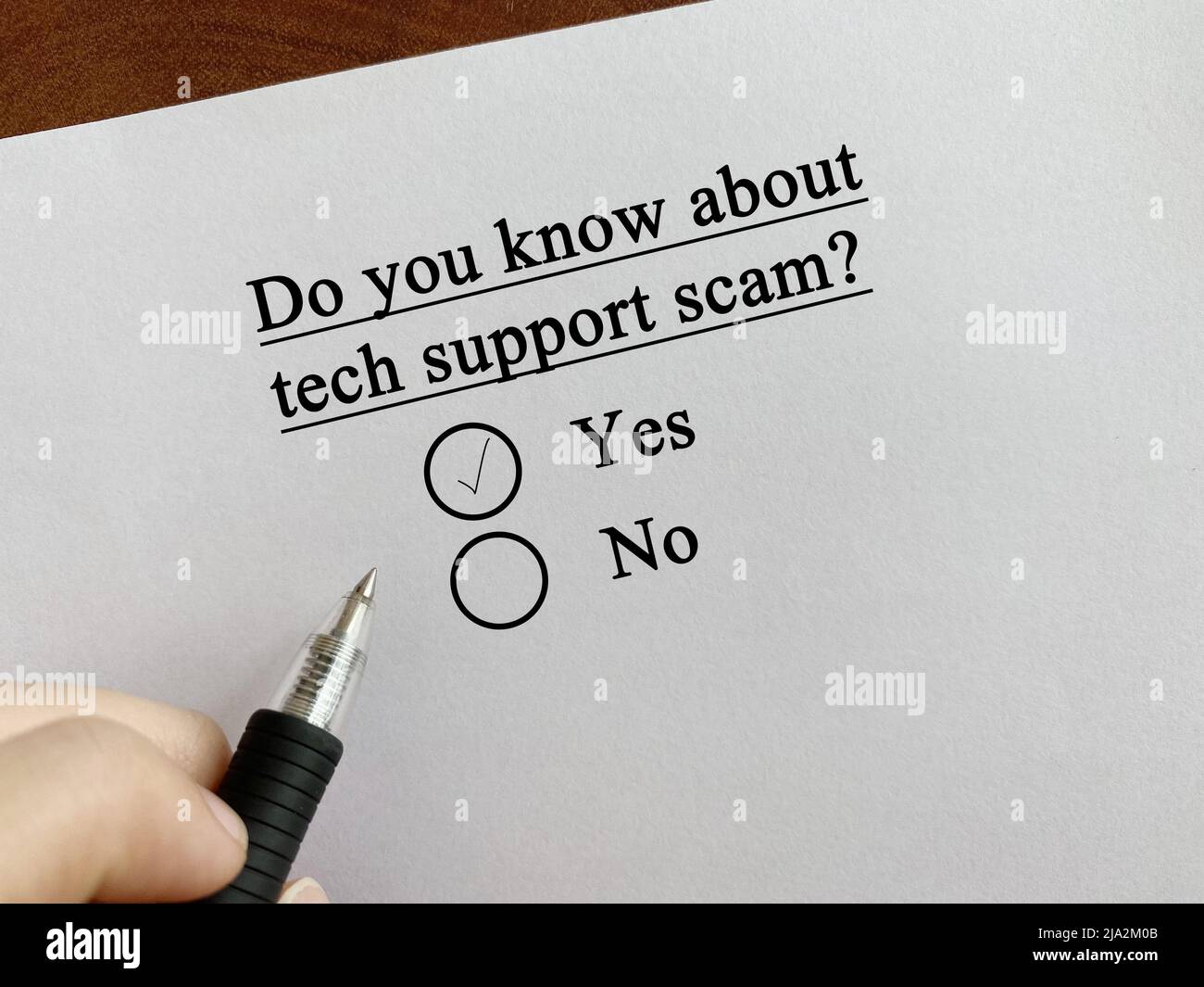 Eine Person beantwortet Fragen zu Betrug und Betrug. Er weiß um Betrug im technischen Support. Stockfoto