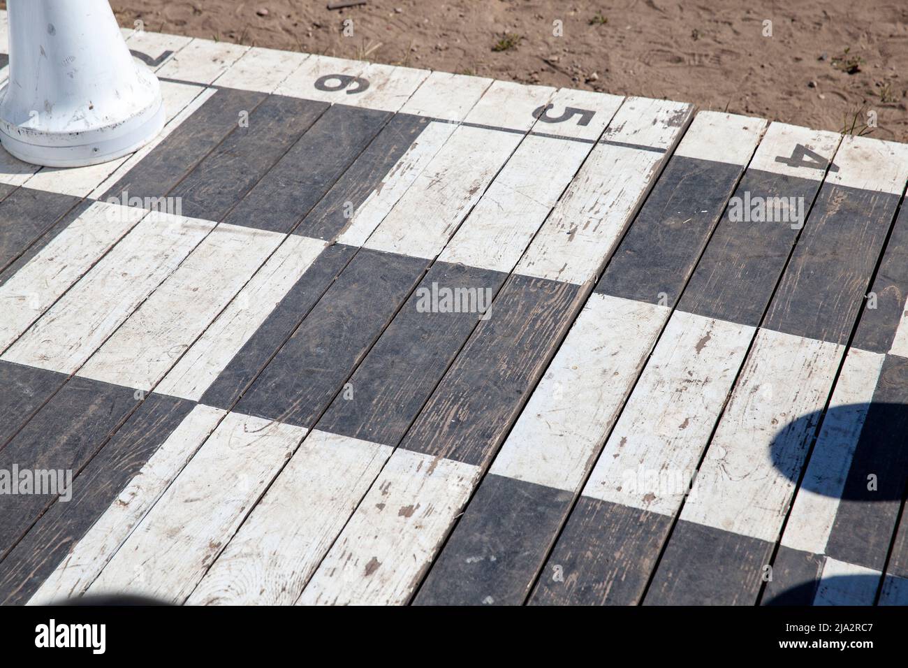 Outdoor-Spielbrett, schwarz-weißes Schach im Freien großes Schachbrett mit Schachfiguren Stockfoto