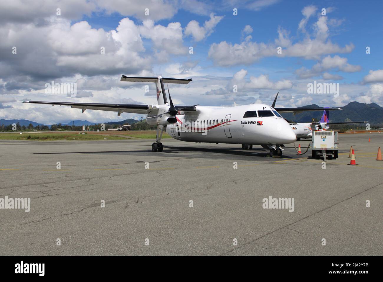 Ein Bombardier Dash 8 (DHC-8) Q402 (Reg: P2-ANL) von AirLink PNG, einem Inlandsbetreiber in Papua-Neuguinea, am Flughafen Kagamuga in Mt Hagen Stockfoto