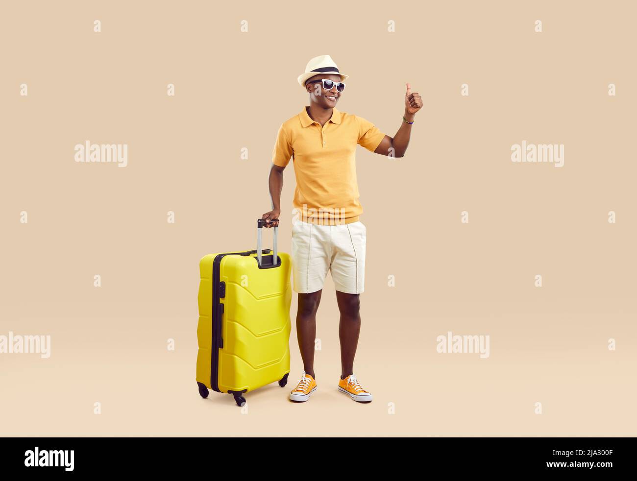 Ein lächelnder afroamerikanischer Mann kann den Sommerurlaub empfehlen Stockfoto