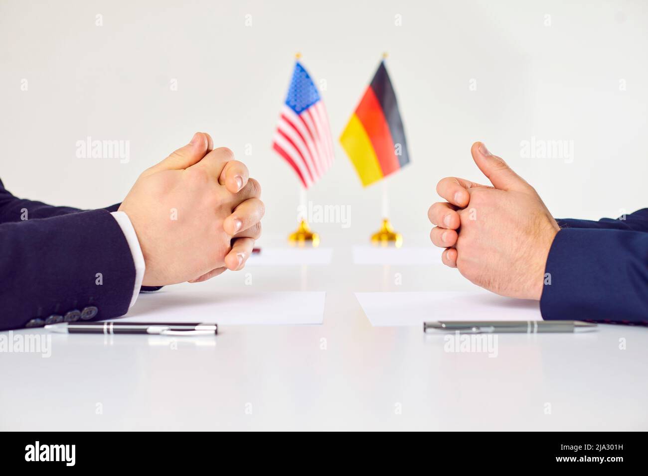Amerikanische und deutsche Diplomaten bei internationalen Briefing Stockfoto