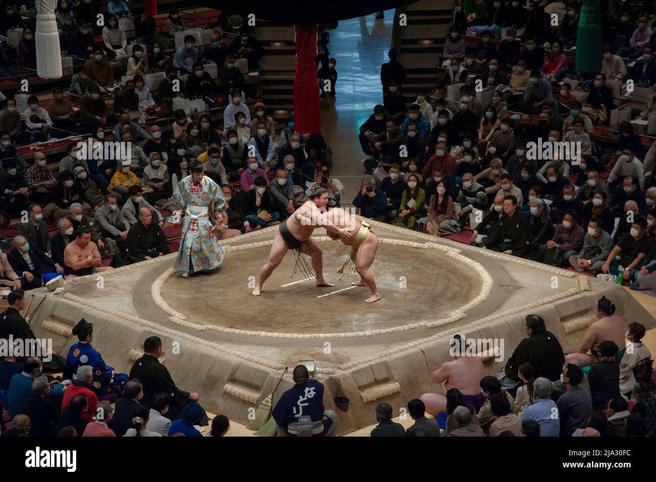 Sumo-Wrestler sperren Hörner während eines Gefegs beim Grand Sumo Tournament, das im Januar 2022 in Tokio stattfand. Stockfoto