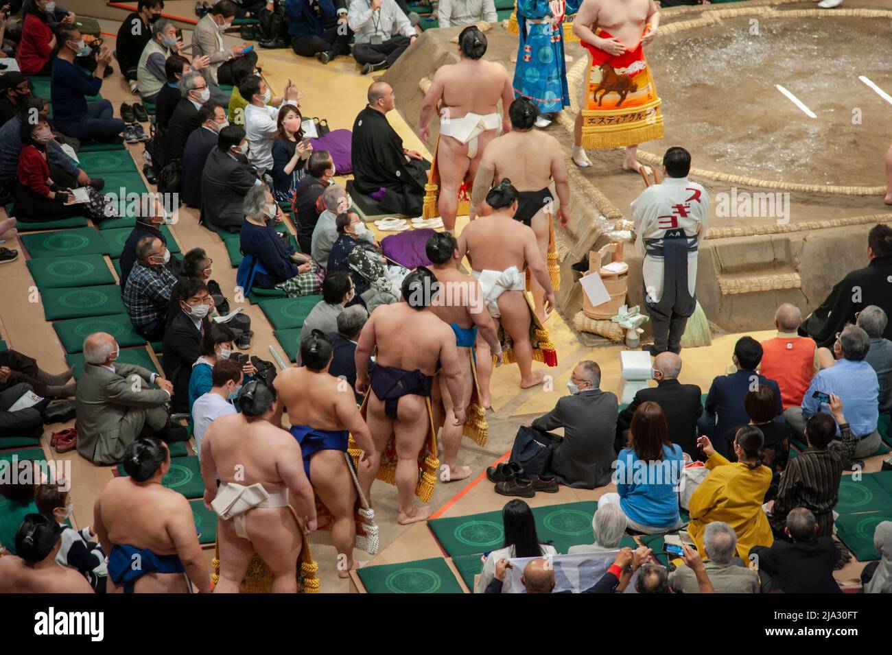 Sumo-Ringer treten vor dem Grand Sumo Turnier in Tokio im Mai 2022 in den Ring ein. Stockfoto