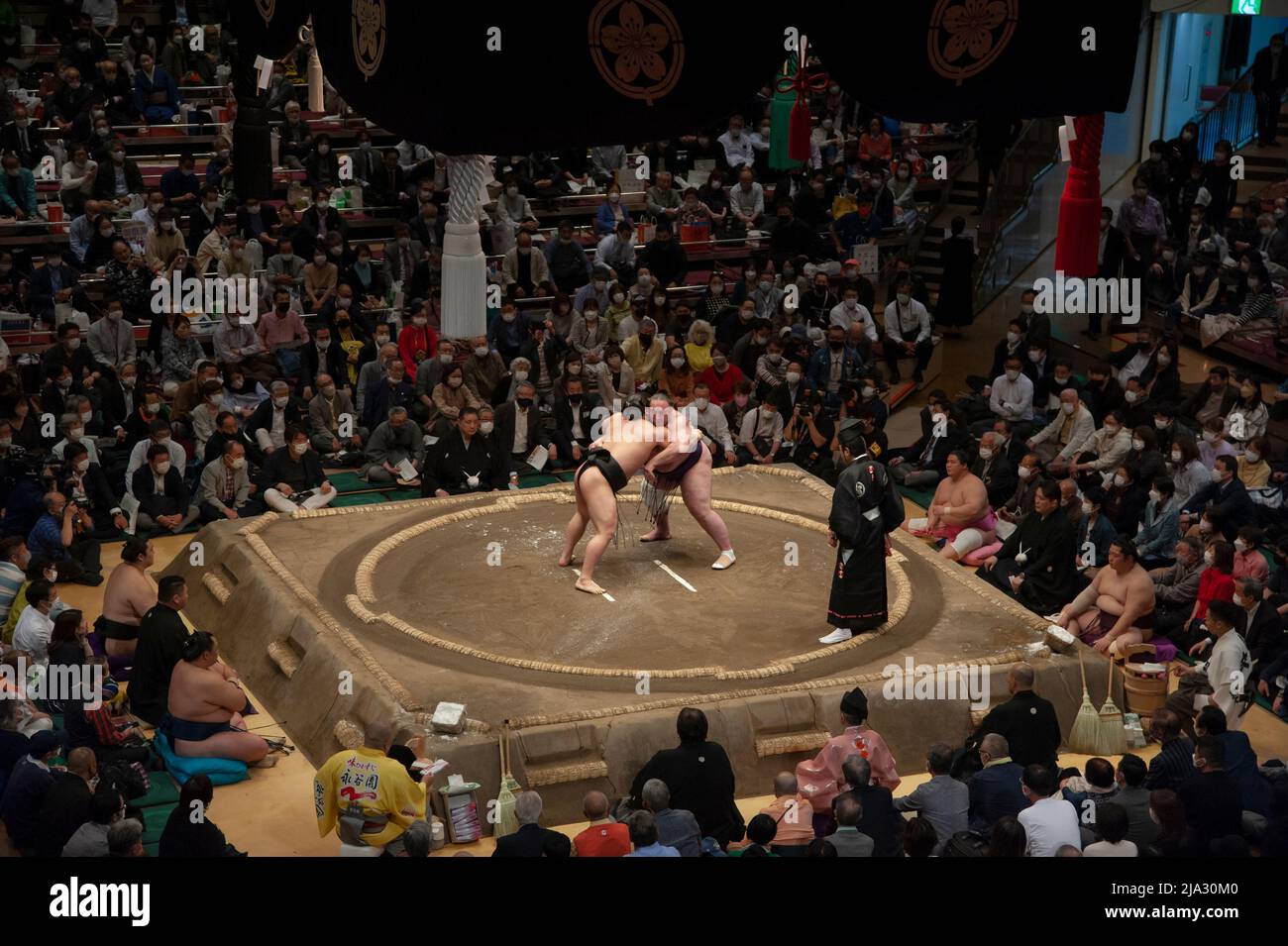Sumo-Ringer kämpfen während des Grand Sumo Tournament in Tokio im Mai 2022. Stockfoto