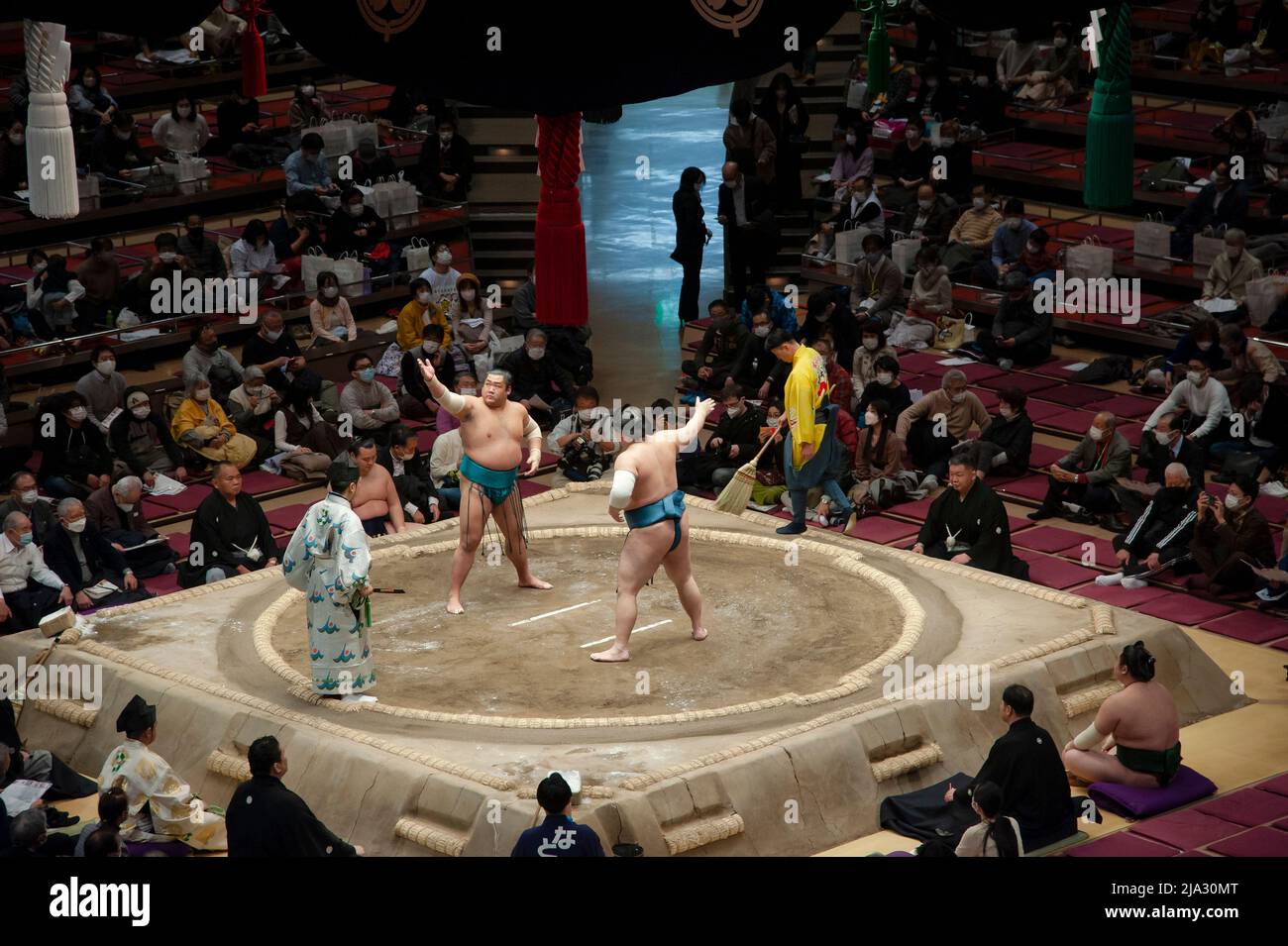 Zwei Sumo-Ringer führen vor ihrem Kampf während des Grand Sumo Tournaments in Tokio im Januar 2022 eine traditionelle Pre-Match-Zeremonie durch. Stockfoto