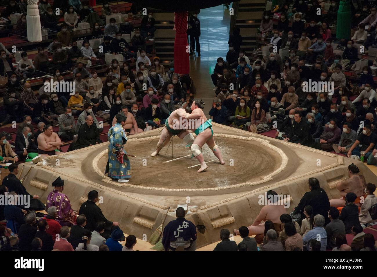 Sumo-Ringer bei einem Kampf im Ryogoku Kokugikan-Stadion in Tokio während des Grand Sumo-Turniers im Januar 2022. Stockfoto