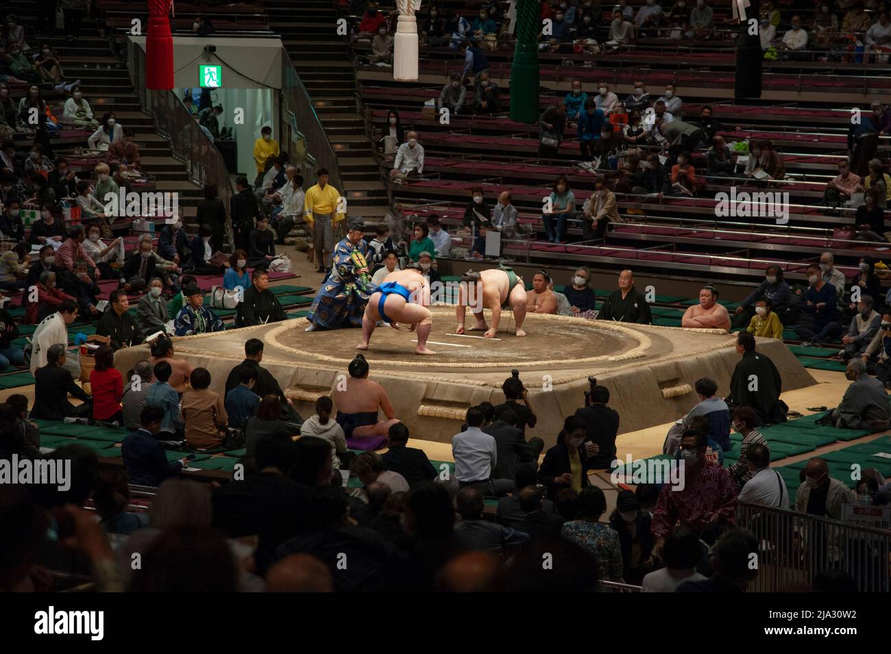 Zwei Sumo-Ringer bereiten sich auf einen Kampf beim Grand Sumo Turnier in Tokio, Mai 2022, vor. Stockfoto