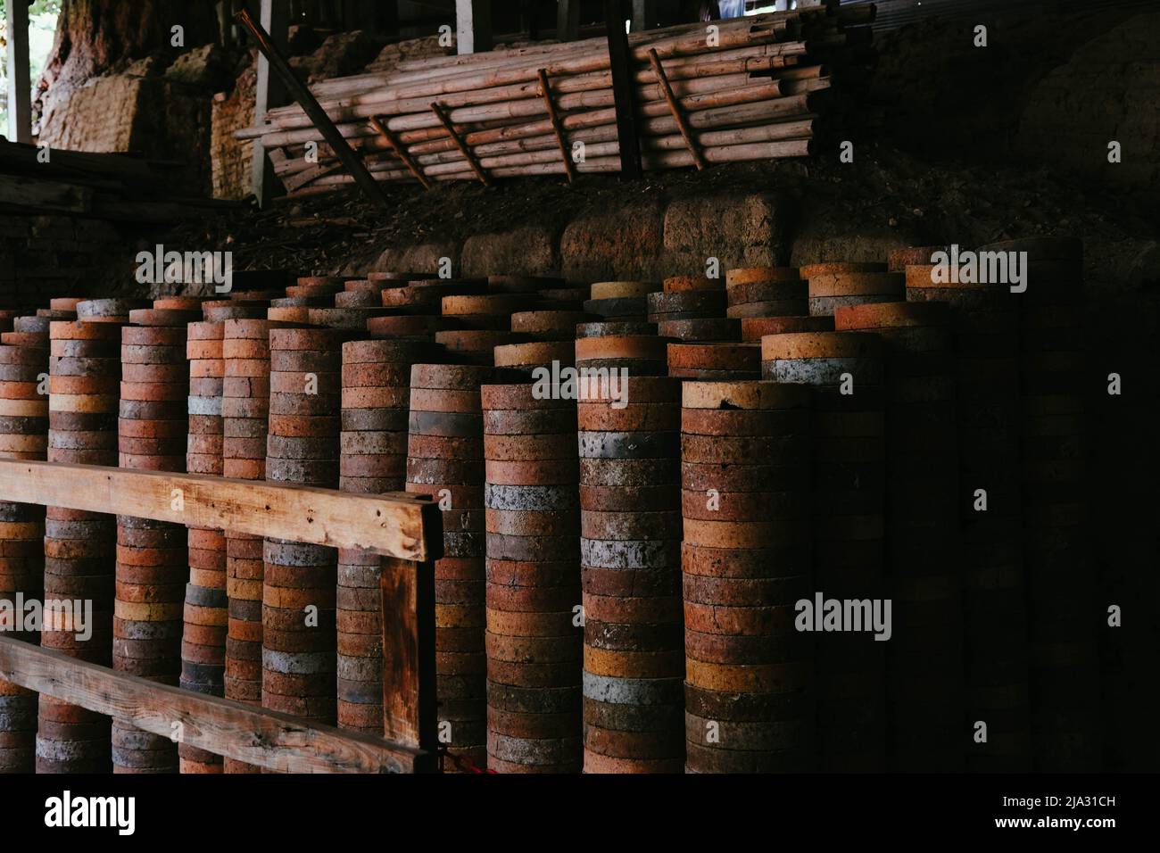 Antike Schutzhülle aus Keramik. Chinas alte Keramik-Produktionstechnologie. Stockfoto