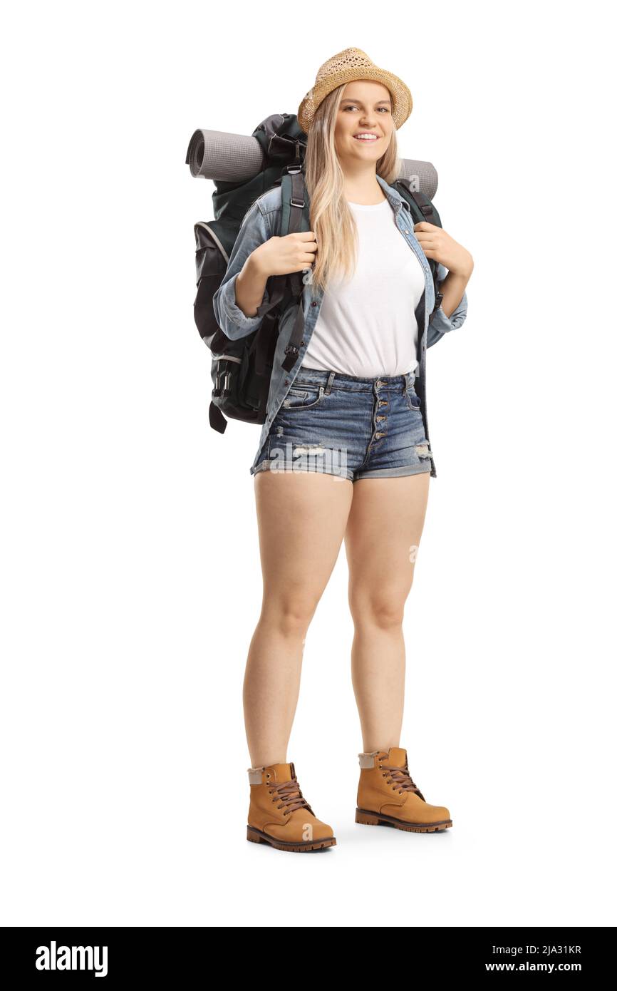 Porträt einer jungen Backpacker-Frau, die auf weißem Hintergrund isoliert auf die Kamera lächelt Stockfoto
