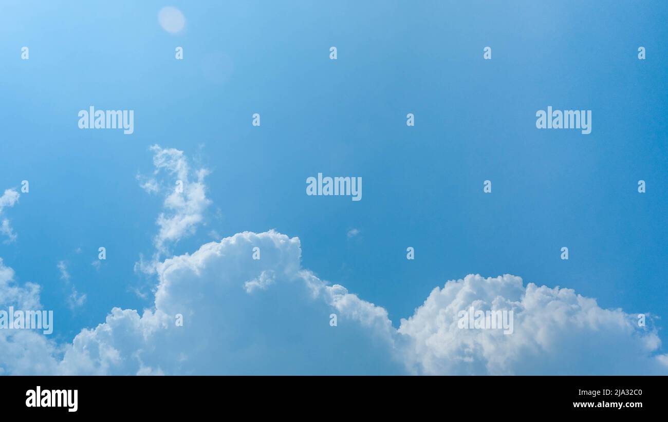 Der blaue Himmel am Sommertag. Blauer Himmel weiße Wolken. Weiße Wolken Hintergrund. Naturwetter von klarem Himmel. Stockfoto