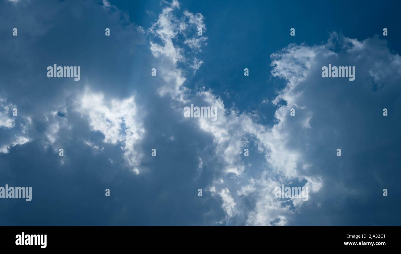 Der blaue Himmel am Sommertag. Blauer Himmel weiße Wolken. Weiße Wolken Hintergrund. Naturwetter von klarem Himmel. Stockfoto
