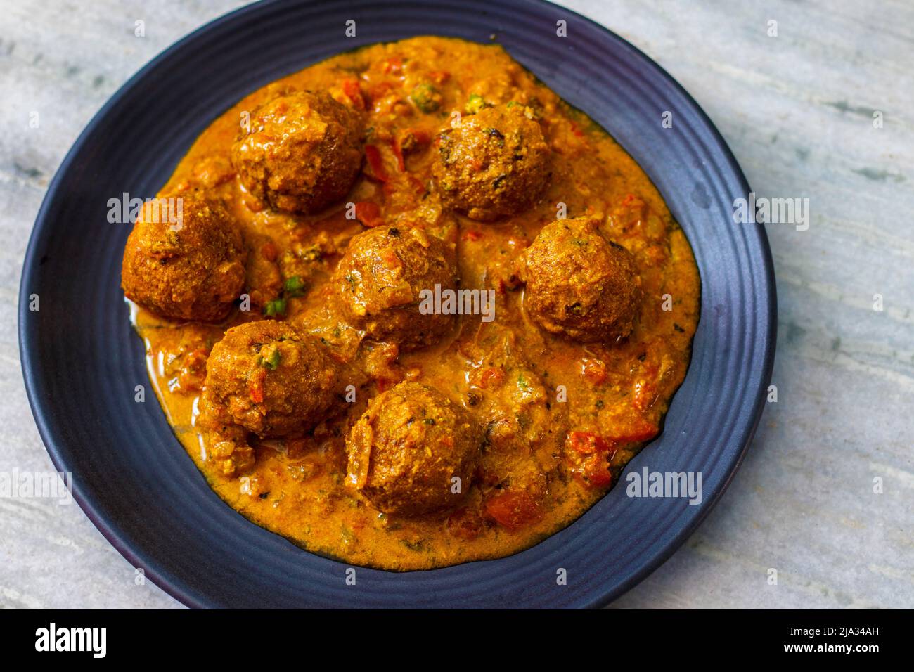 Das berühmte indische, aus roher Banane hergestellte, „Banana Kofta“-Urcute ist bereit zum Servieren Stockfoto