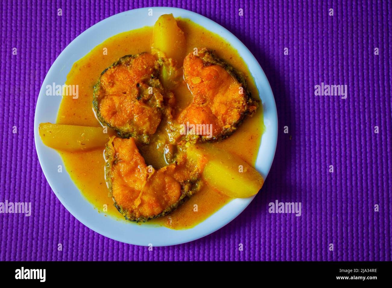 Das köstliche Rohu-Fischgericht im bengalischen Stil ist bereit zum Servieren. Stockfoto