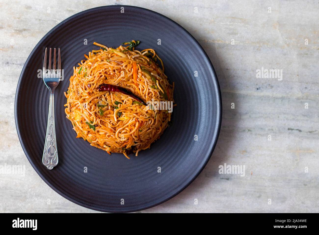 Leckeres chinesisches Essen Hakka Noodles ist bereit zu essen. Stockfoto