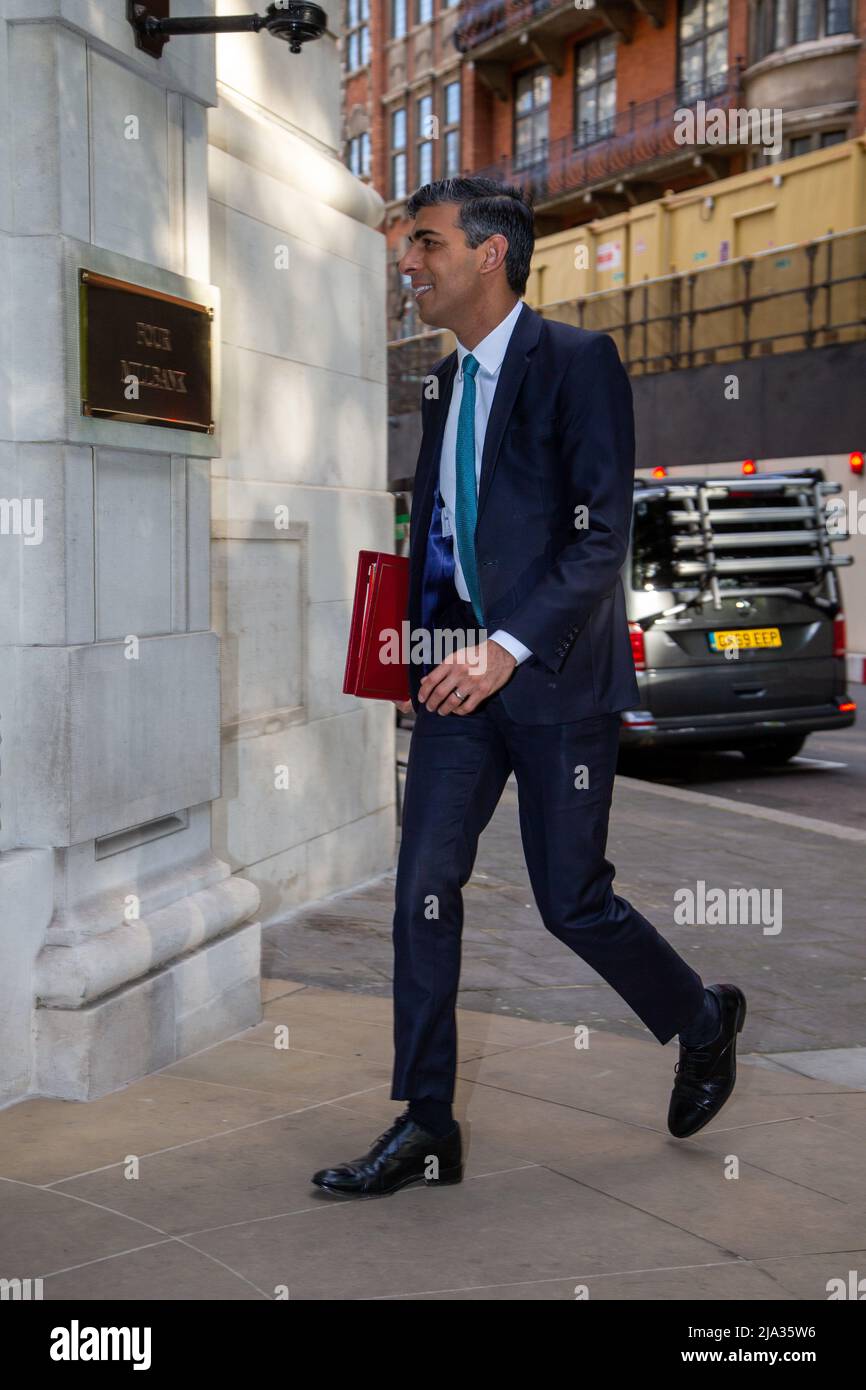 London, England, Großbritannien. 27.. Mai 2022. Der Schatzkanzler RISHI SUNAK wird vor der morgendlichen Medienrunde in den Fernsehstudios ankommen sehen. (Bild: © Tayfun Salci/ZUMA Press Wire) Stockfoto