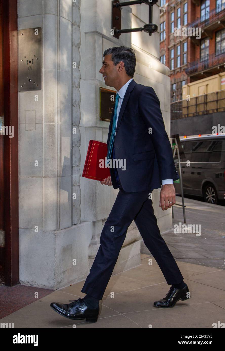 London, England, Großbritannien. 27.. Mai 2022. Der Schatzkanzler RISHI SUNAK wird vor der morgendlichen Medienrunde in den Fernsehstudios ankommen sehen. (Bild: © Tayfun Salci/ZUMA Press Wire) Stockfoto