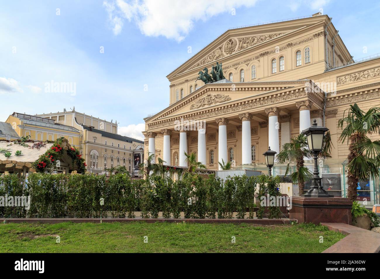 Skulptur der Wagen an der Fassade des Bolschoi-Theaters in Moskau, erbaut 1825. Stockfoto