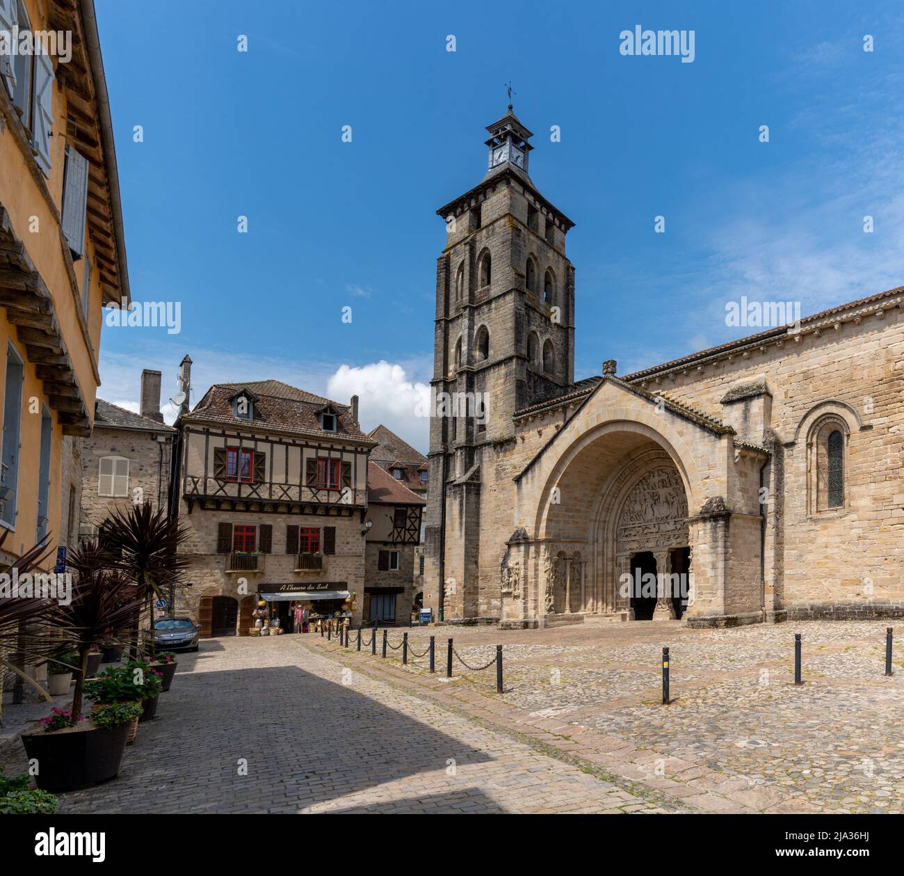 Beaulieu-sur-Dordogne, Frankreich - 13. Mai 2022: Blick auf die historische Abtei Saint Pierre in Beaulieu-sur-Dordogne Stockfoto