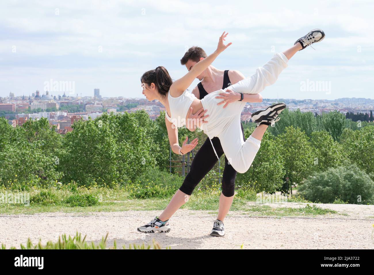 Junges Paar, das Straßentanz, Ballett, Tanzschritte, Bewegungen praktiziert. Stockfoto
