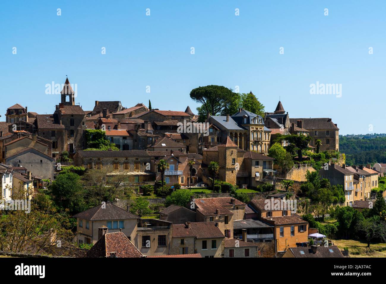 Belves, Frankreich - 11. Mai 2022: Blick auf die idyllische französische Landstadt Belves im Dordogne-Tal Stockfoto