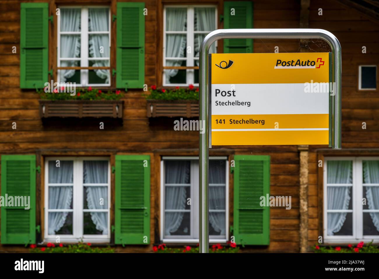 Postauto-Bushalteschild, Lauterbrunnen, Kanton Bern, Schweiz Stockfoto