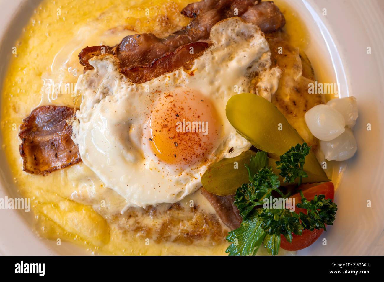Teller mit Rosti, serviert in einem Restaurant in Lauterbrunnen, Kanton Bern, Schweiz Stockfoto