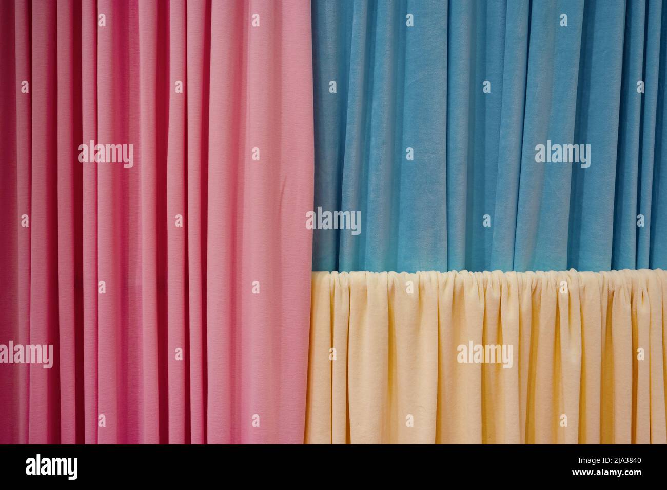 Kleidung Stoffe Proben hängen in hellen Flur auf der Ausstellung Stockfoto
