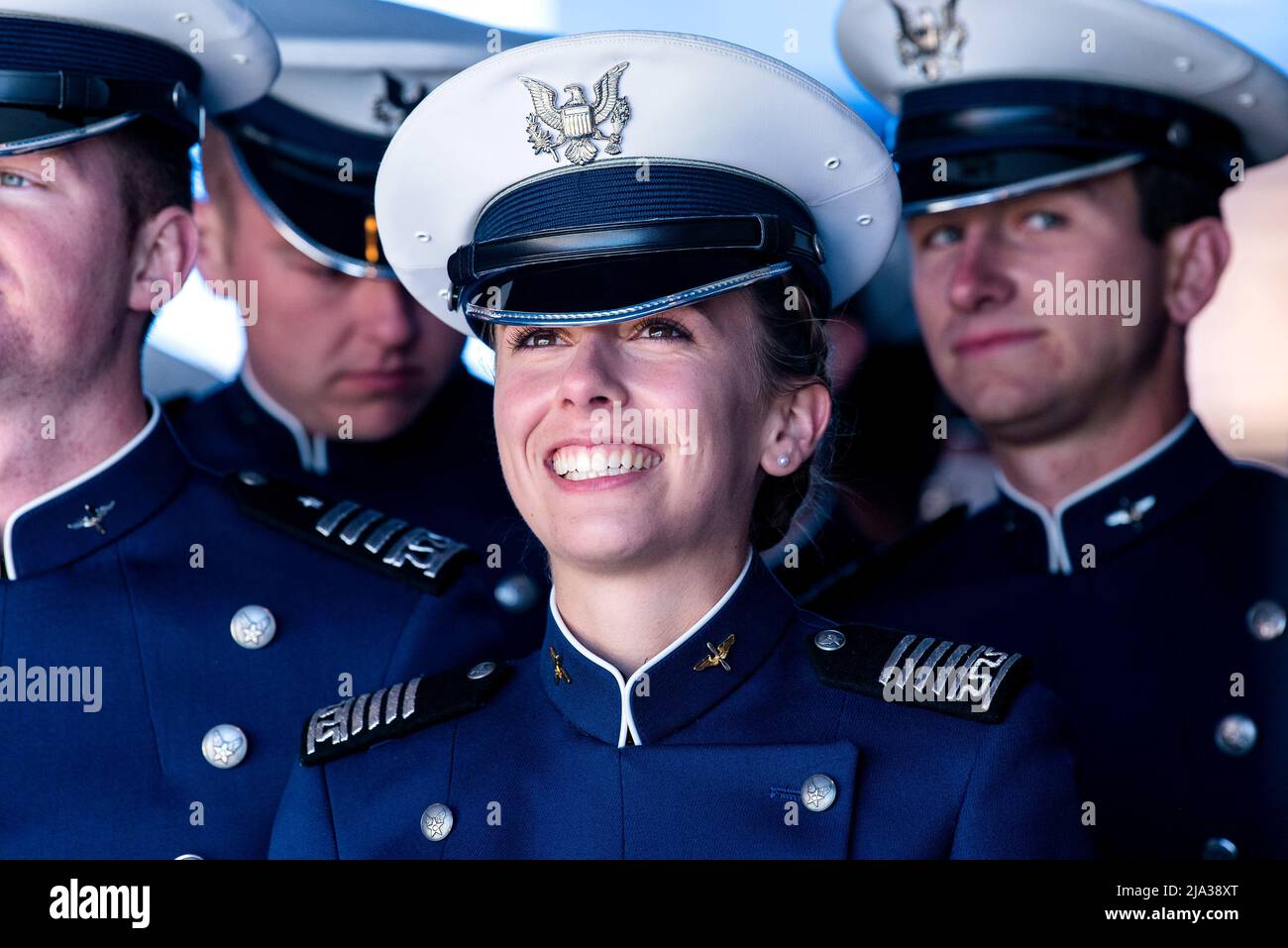 Colorado Springs, Colorado, USA. 25.. Mai 2022. Ein Kadett lächelt vor Aufregung, bevor sie in das Falcon Stadium marschieren, um die Abschlussfeier der US Air Force Academy zur Klasse der 2022 in der Air Force Academy in Colorado Springs, Colorado, zu beginnen, 25. Mai 2022. Neunhundertsiebzig Kadetten überquerten die Bühne, um die neuesten zweiten Leutnants der Air Force/Space Force zu werden. Quelle: U.S. Air Force/ZUMA Press Wire Service/ZUMAPRESS.com/Alamy Live News Stockfoto