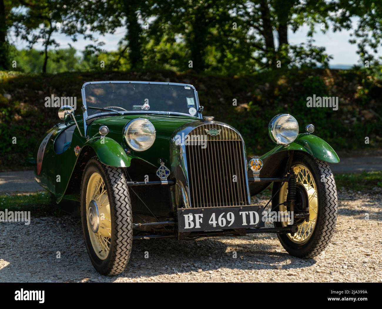Collonges-la-Rouge, Frankreich - 13. Mai 2022: Nahaufnahme eines historisch restaurierten Morgan-Dreirads im britischen Rennsportgrün Stockfoto