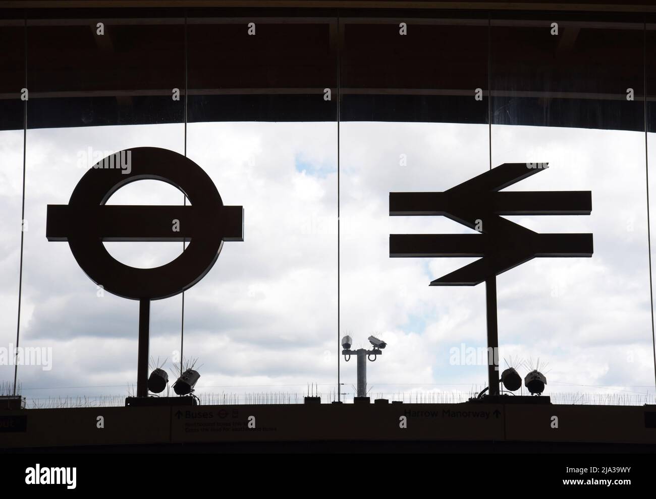 British Rail Doppelpfeil & Transport für London U-Bahn-Rundel-Logos am Vordereingang der Abbey Wood Crossrail Elizabeth Line Station Stockfoto