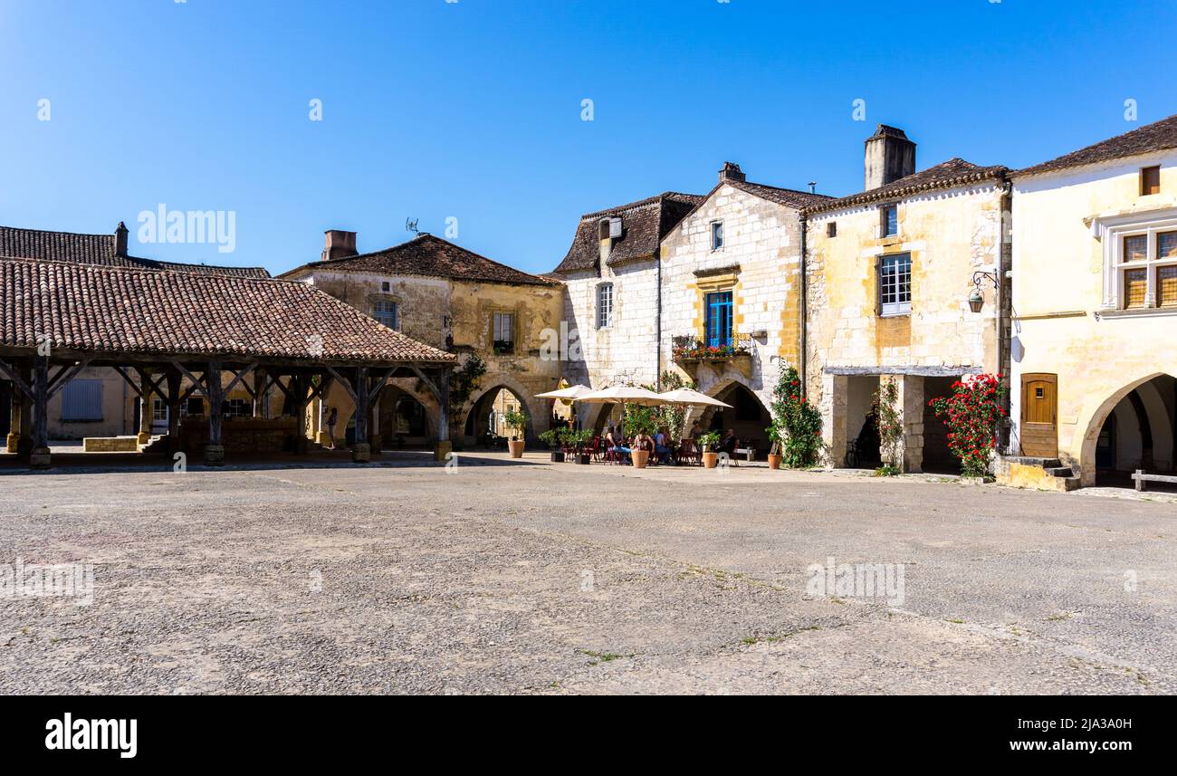 Monpazier, Frankreich - 11. Mai 2022: Blick auf den Place des Cornieres im historischen Stadtzentrum von Monpazier Stockfoto