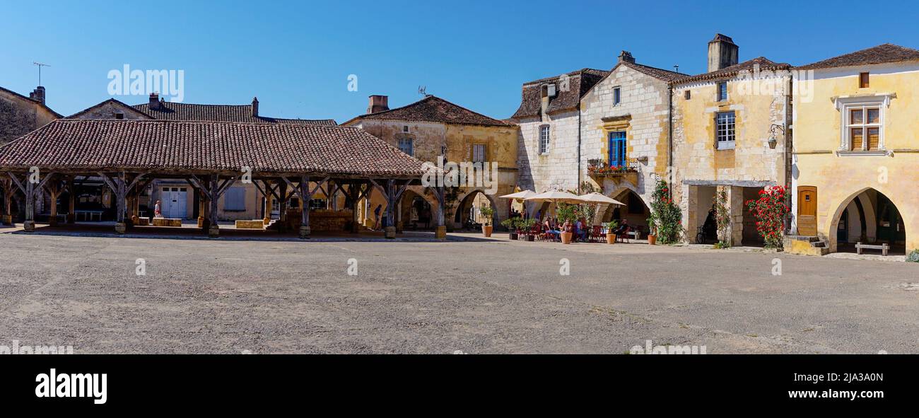 Monpazier, Frankreich - 11. Mai 2022: Panoramablick auf den Place des Cornieres im historischen Stadtzentrum von Monpazier Stockfoto